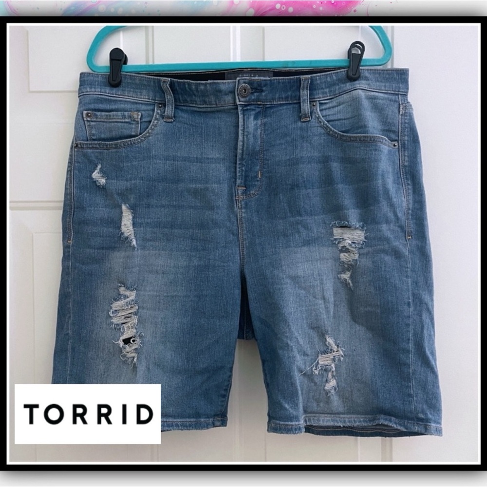 TORRID Sky High Skinny Destructed Jean Shorts #T5700jG